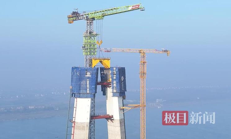 世界最大跨度公路斜拉橋觀音寺長(zhǎng)江大橋北岸主塔首塊鋼橫梁系板吊裝/ 世界最大跨度公路斜拉橋觀音寺長(zhǎng)江大橋北岸主塔首塊鋼橫梁系板吊裝