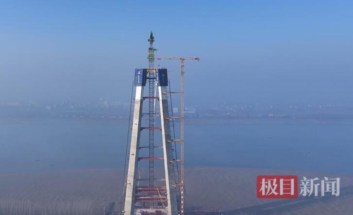 世界最大跨度公路斜拉橋觀音寺長(zhǎng)江大橋北岸主塔首塊鋼橫梁系板吊裝/ 世界最大跨度公路斜拉橋觀音寺長(zhǎng)江大橋北岸主塔首塊鋼橫梁系板吊裝
