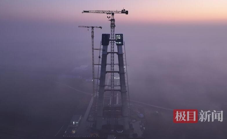 世界最大跨度公路斜拉橋觀音寺長(zhǎng)江大橋北岸主塔首塊鋼橫梁系板吊裝/ 世界最大跨度公路斜拉橋觀音寺長(zhǎng)江大橋北岸主塔首塊鋼橫梁系板吊裝