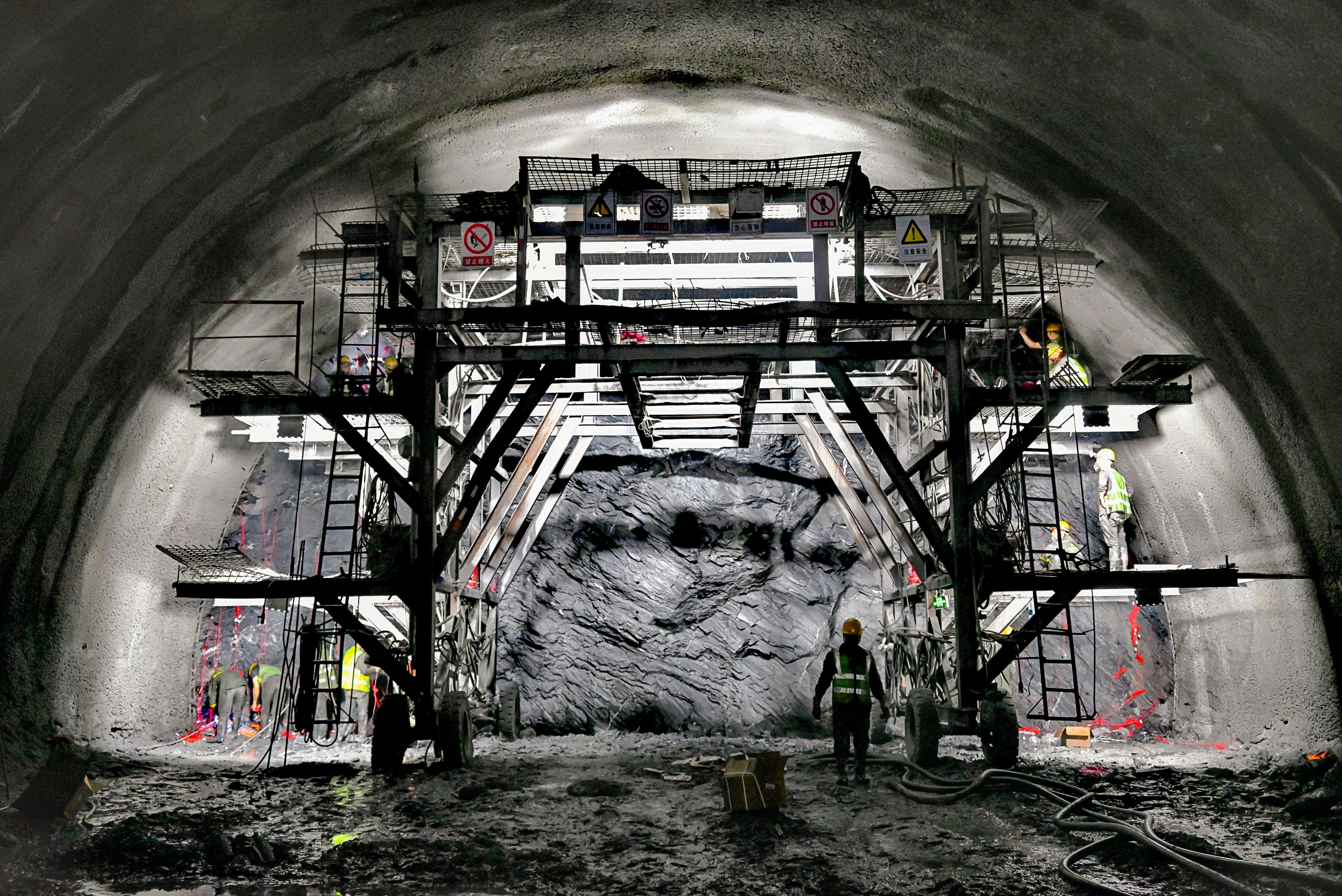 圖為中鐵廣州工程局建設(shè)者在進(jìn)行掌子面開挖施工.jpg
