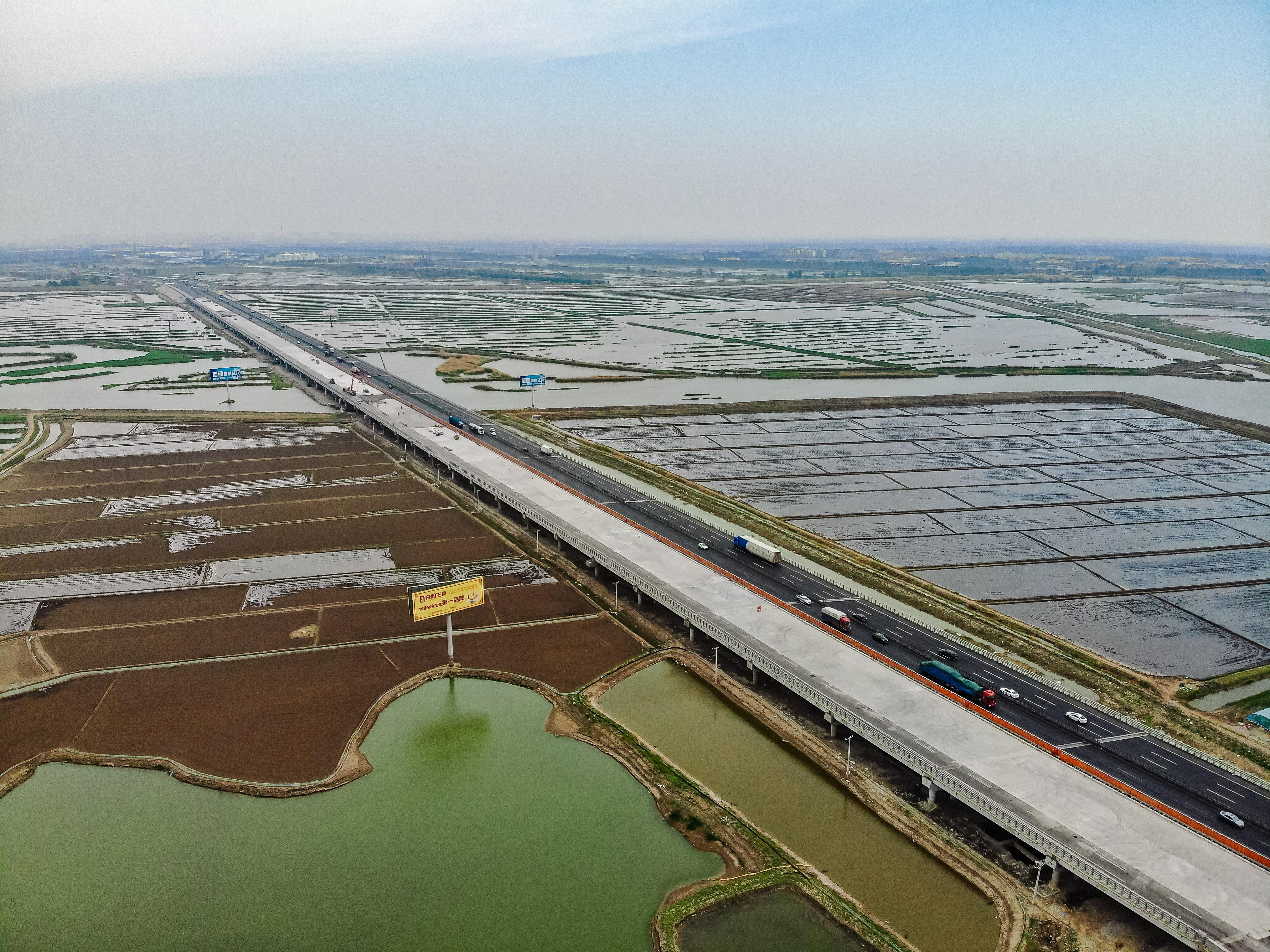 京哈高速改擴(kuò)建繞陽河特大橋橋面鋪裝完成.jpg
