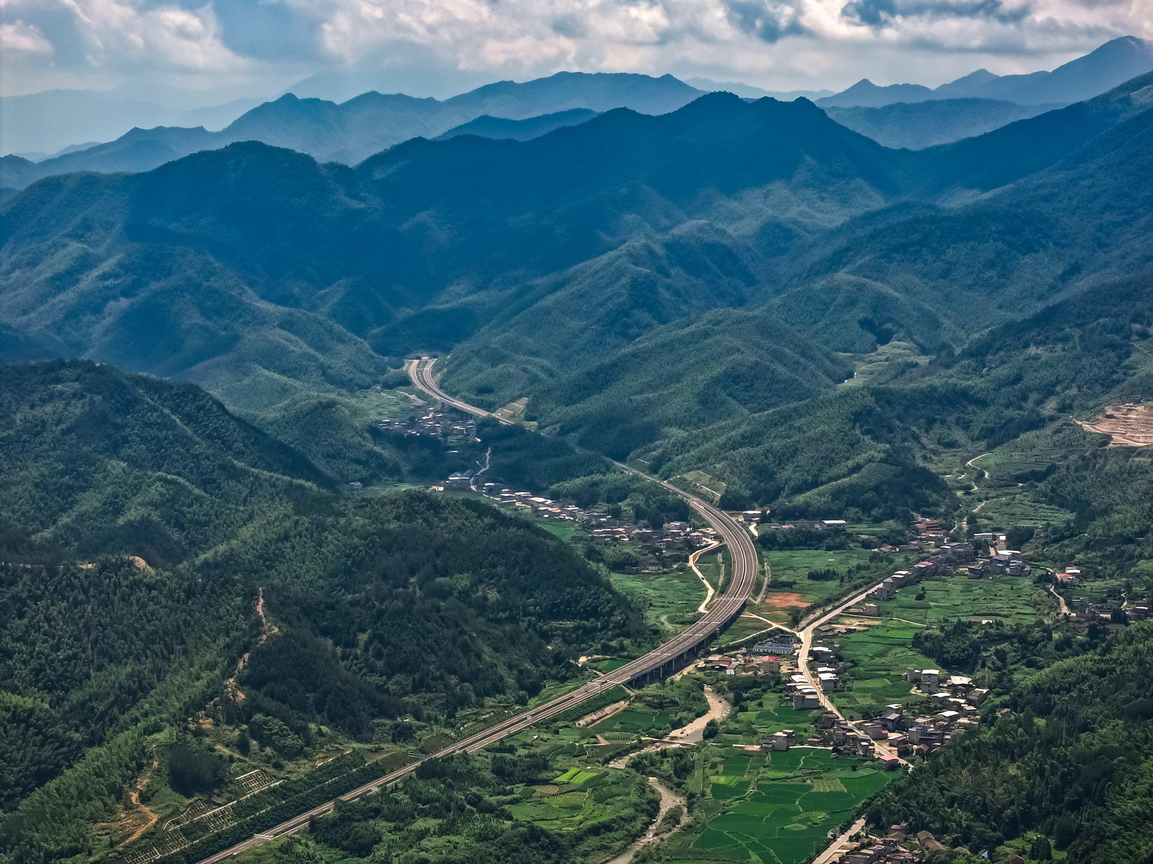 九宮山避暑添快車道！通山至武寧高速湖北段通車運(yùn)營(yíng)